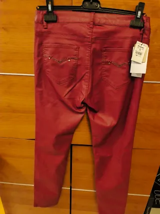 Pantalón polipiel rojo El Corte Inglés Talla M