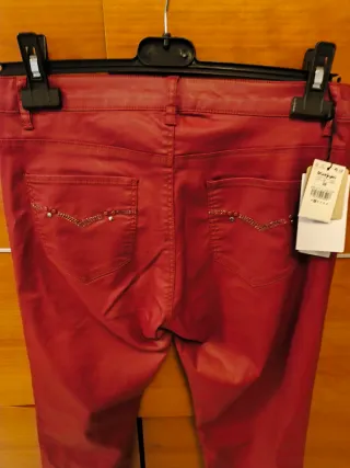 Pantalón polipiel rojo El Corte Inglés Talla M