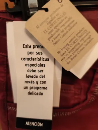 Pantalón polipiel rojo El Corte Inglés Talla M