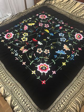 Mantón Manila Negro Flores Bordadas
