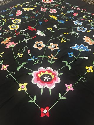 Mantón Manila Negro Flores Bordadas