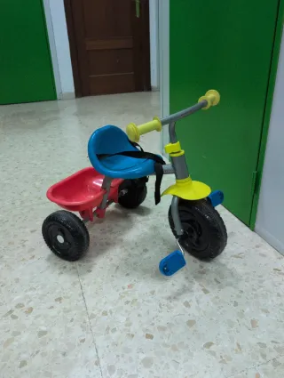 Triciclo infantil azul y rojo