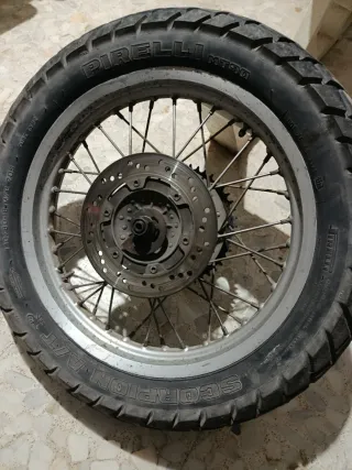 Rueda trasera Yamaha TT600e.