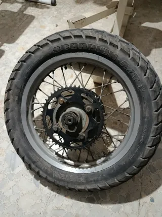 Rueda trasera Yamaha TT600e.