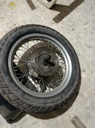Rueda trasera Yamaha TT600e.