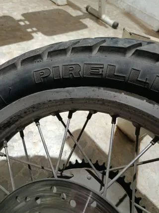 Rueda trasera Yamaha TT600e.