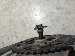 Rueda trasera Yamaha TT600e.