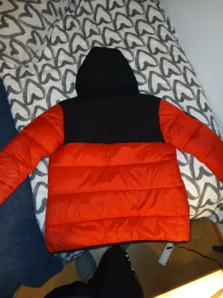 Abrigo acolchado rojo y negro