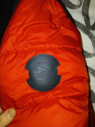 Abrigo acolchado rojo y negro