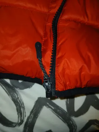 Abrigo acolchado rojo y negro