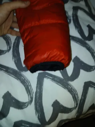 Abrigo acolchado rojo y negro