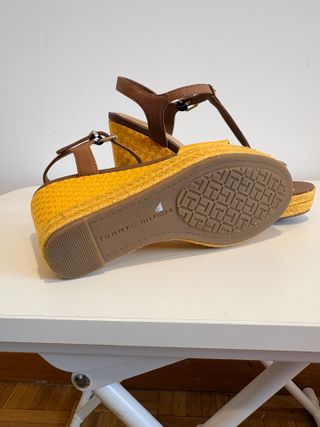 Cuñas Tommy Hilfiger amarillas – T36 Nuevas