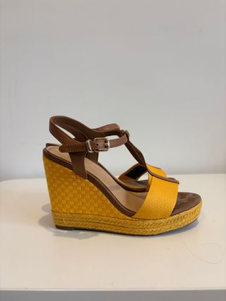 Cuñas Tommy Hilfiger amarillas – T36 Nuevas
