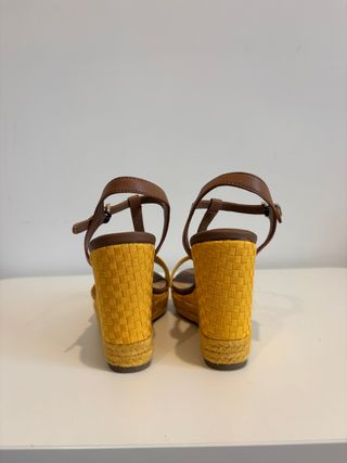 Cuñas Tommy Hilfiger amarillas – T36 Nuevas