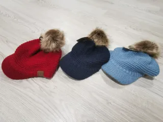 Gorro invierno con visera y pompón