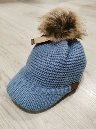 Gorro invierno con visera y pompón