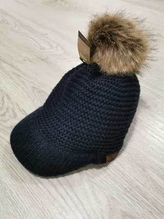 Gorro invierno con visera y pompón