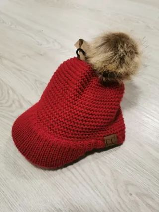 Gorro invierno con visera y pompón