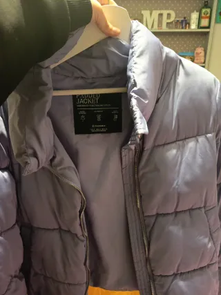 Abrigo morado acolchado