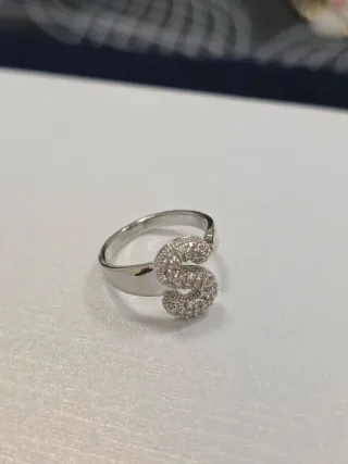 Anello con iniziale S zirconi