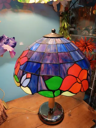 Lampada da tavolo Tiffany in cristallo e legno