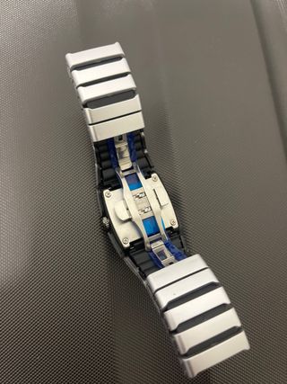 Reloj moderno plateado y negro