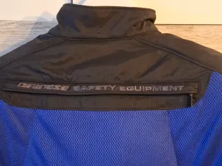 Chaqueta azul y negra