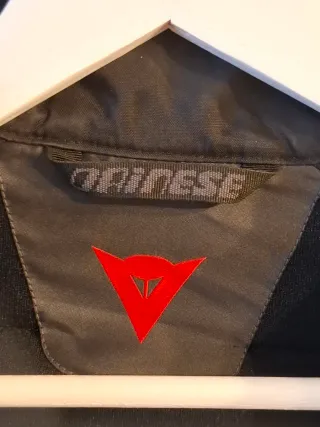 Chaqueta azul y negra