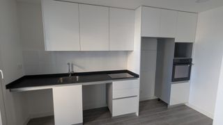 Muebles de cocina blancos y negros