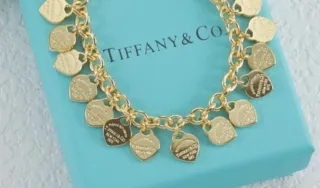 Preciosa pulsera Tiffany & Co. Corazones Dorados