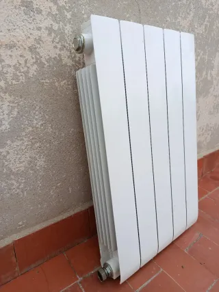 Radiadores de metal blancos