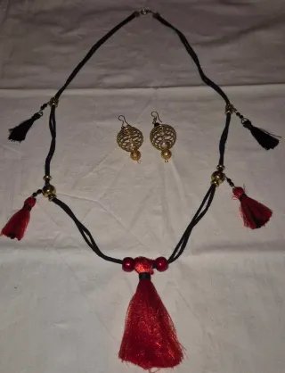 Colgante y pendientes con flecos