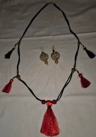 Colgante y pendientes con flecos