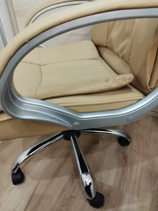 Sillón de oficina piel sintética.