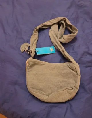 Bolso deportivo Adidas gris sin usar