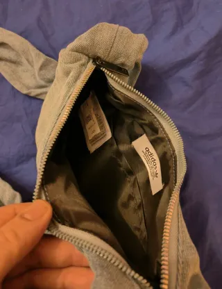 Bolso deportivo Adidas gris sin usar