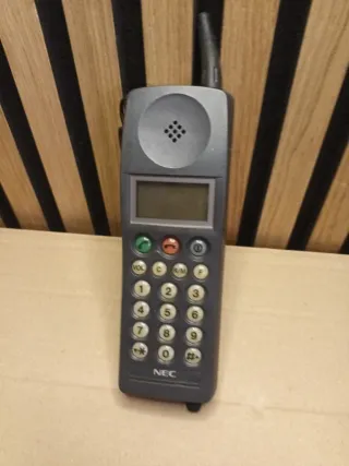 Teléfono móvil NEC P-100