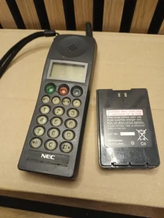 Teléfono móvil NEC P-100