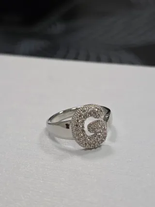 Anello lettera G con zirconi
