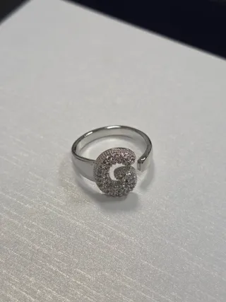 Anello lettera G con zirconi