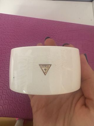 Pulsera Rígida Guess Blanca y Dorada
