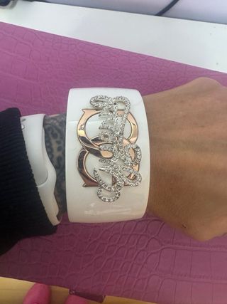 Pulsera Rígida Guess Blanca y Dorada