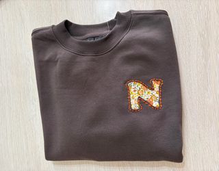 Sudadera con inicial bordada para adultos y niños.