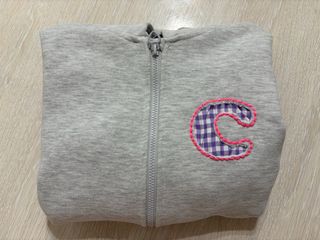 Sudadera con inicial bordada para adultos y niños.