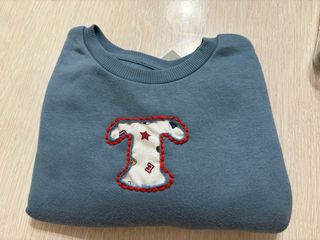 Sudadera con inicial bordada para adultos y niños.