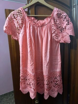 Blusa rosa con bordados