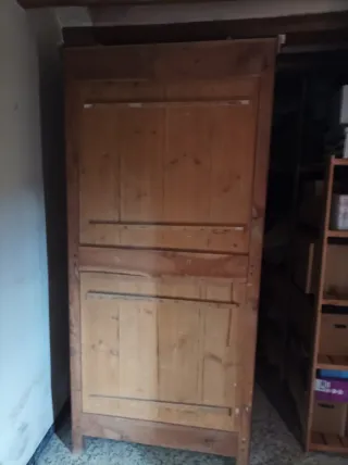 Armario antiguo de madera con espejo.