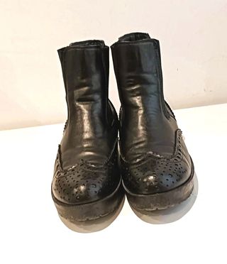 Botines negros cuña detalles brogue