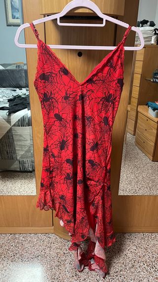Vestido rojo con estampado de araña