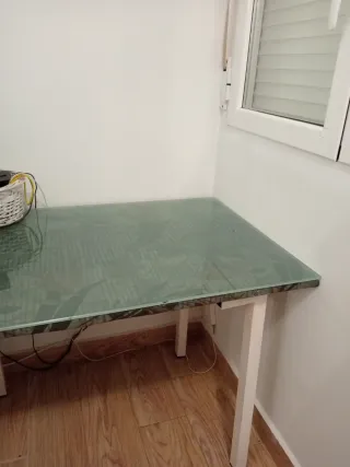 Mesa de cristal  verdoso,con patas metálicas
